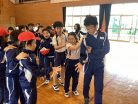 ４